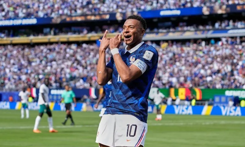 Mbappe lập cú đúp đưa Les Bleus bay cao